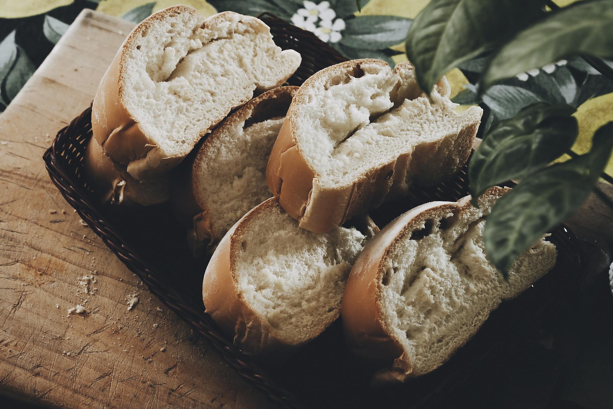 Delicious slices of freshly baked rustic bread, perfect for breakfast, captured in a cozy kitchen setting in Mérida, Venezuela.